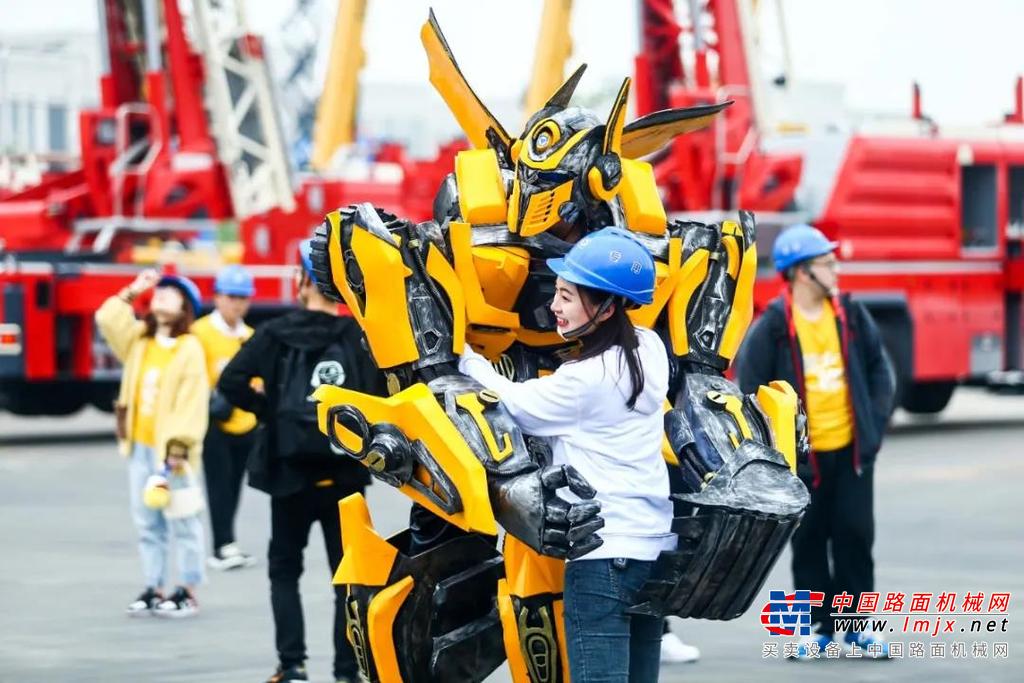 	在国内行业规模最大的振动噪声实验室内，师生们零距离感受徐工绿色设计的独特魅力。这个空间庞大、结构奇特的实验室瞬间就抓住了师生们的眼球，一场屏气凝神、聆听心跳的体验更是让大家惊喜不已。
