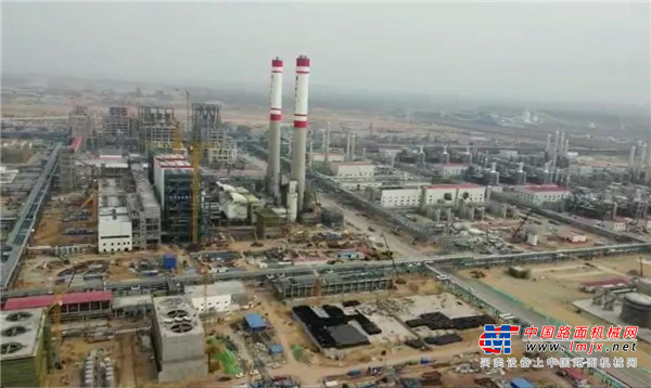 	榆林地处陕西省最北部，黄土高原和毛乌素沙地交界处，地质松软，沟壑纵横，是黄土高原与内蒙古高原的过渡区。煤炭、石油、天然气、岩盐等能源矿产资源富集一地，全市有54%的地下含煤，约占全国储量的五分之一。平均每平方公里地下蕴藏着622万吨煤、1.4万吨石油、1亿立方米天然气、1.4亿吨岩盐，每平方公里的土地下拥有10亿元的地下财富。榆林有世界七大煤田之一的神府煤田，有中国陆上探明的最大整装气田————陕甘宁气田，被誉为“中国的科威特”。