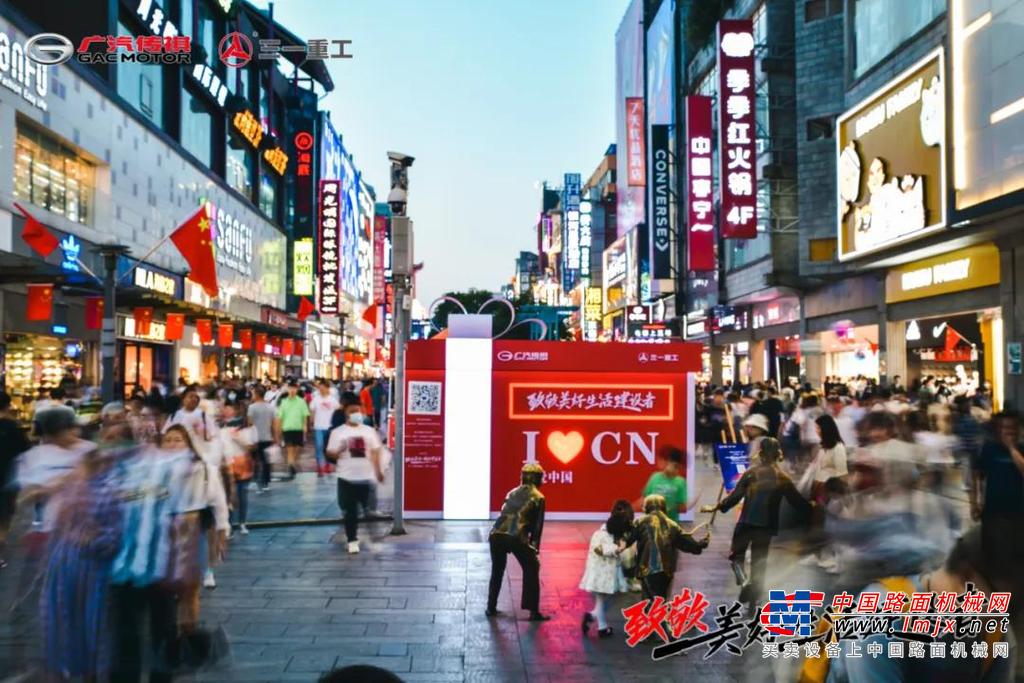 他们垒起了高墙，建起了大楼，可能无缘居住其中；他们早出晚归，风雨兼程，工程到哪里，他们就吃住在哪里；他们来自他乡，在外奔波，只得逢年过节才能与一家老小共吃一顿团圆饭，万丈高楼的钢筋水泥里混进的是他们的泪与汗，他们，是以匠心躬耕城市，用美好焕新生活的城市建设者。