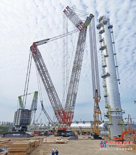 1850噸！中聯重科3200噸起重機再刷吊裝紀錄 圓滿助力最大噸級丙烯塔吊裝