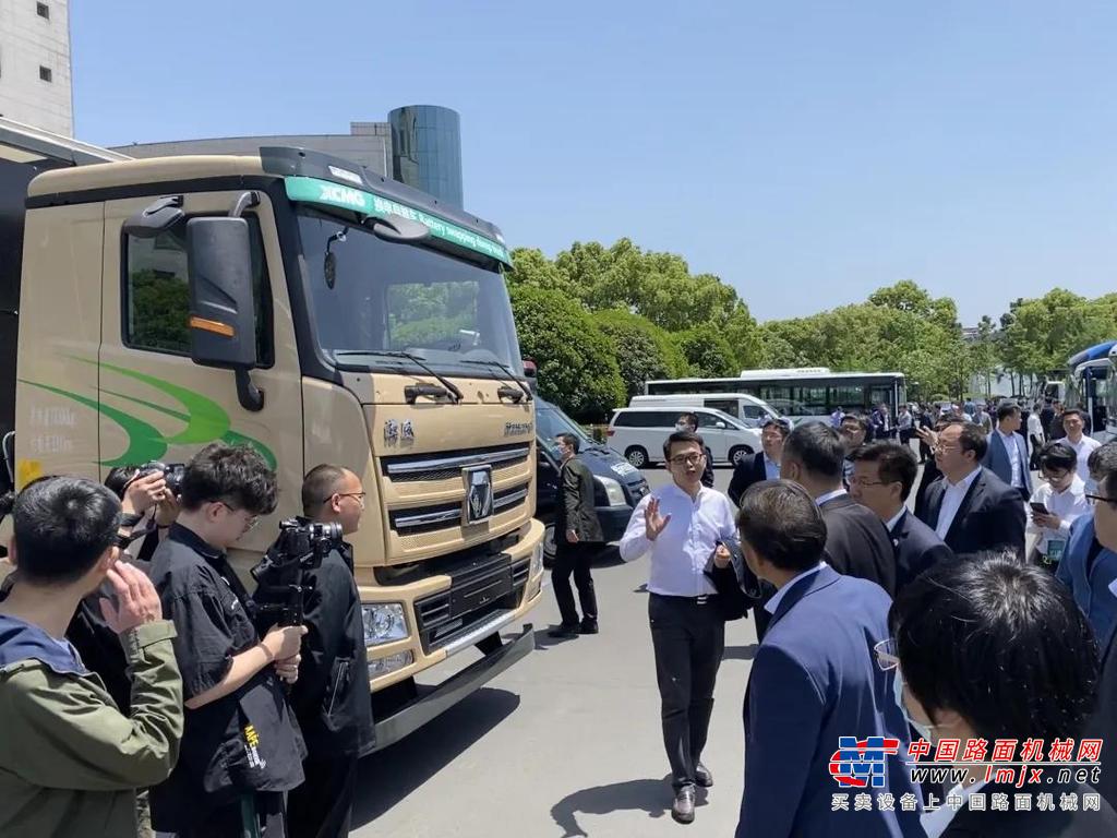 29日下午两点，江苏省推进公共领域车辆电动化供需对接峰会正式开始，会议邀请中国汽车工程学会等专家，解读国家政策，深入业务交流，共迎绿色江苏新未来。徐工汽车作为省内重点新能源车辆企业代表，在会上做产品推介。