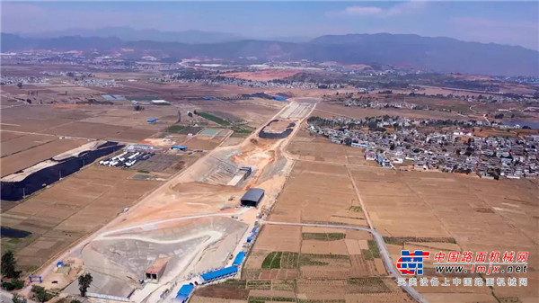 项目工程量极大，在建设过程中，启用了挖掘机、起重机、装载机、推土机等多种机械设备，其中有大量设备来自徐工。