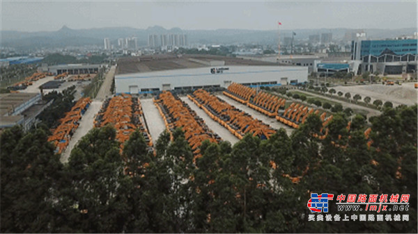 	“许多以前需要人工操作的流程，现在逐渐由机器替代了。”作为一线工人，叶晨曦亲历了柳工在智能制造和创新上的变化和进步，“现在，我们的工作强度和工作环境得到明显缓解和改善，但对我们的技能知识要求更高了。”
