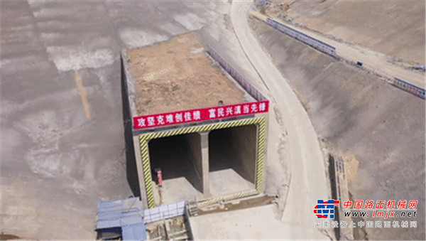 作为全国172项重大水利工程之一，滇中引水项目总投资780.48亿元，计划工期96个月。工程建成后，每年平均引水量达34.03亿立方米，将有效缓解滇中地区城镇生产生活用水矛盾，改善区内河道和湖泊生态及水环境状况，有力促进云南经济社会可持续发展。