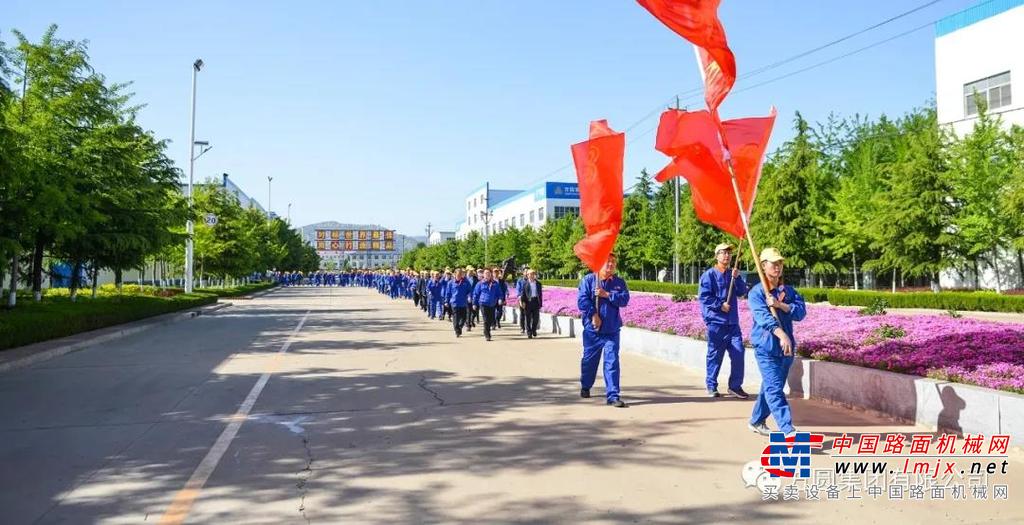 会上，刚刚荣获第四届“烟台工匠”称号的修海文同志、荣获“烟台大工匠”称号的张伟同志发言，汇报了在方圆成长的历程，表达了对事业的深深热爱和对企业的无限忠诚。