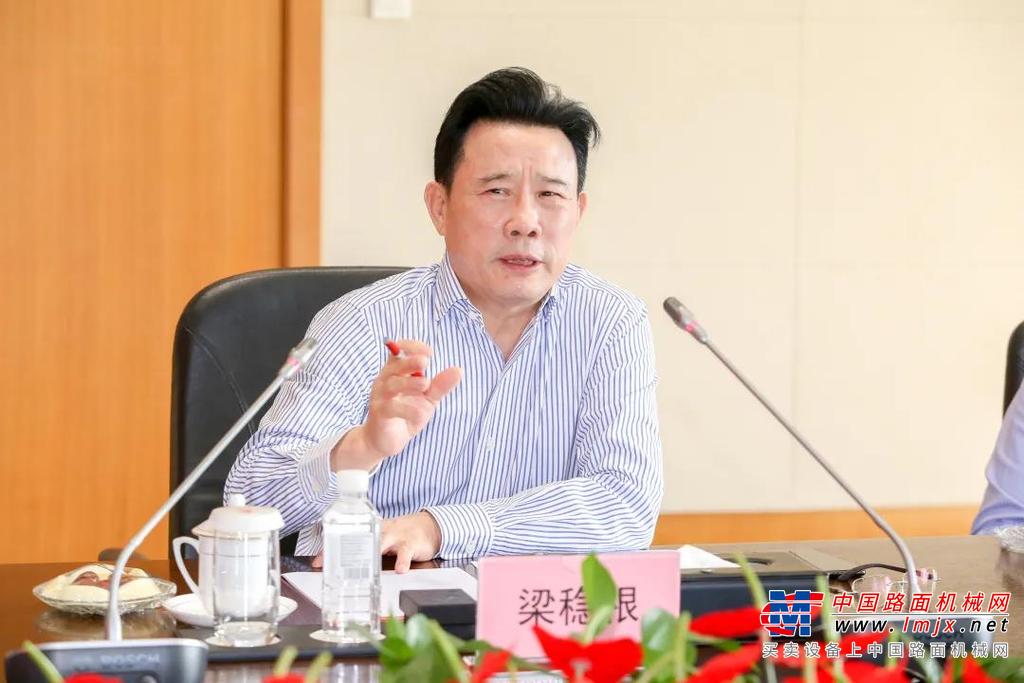 签约仪式前，王建强一行参观了三一企业展厅和灯塔工厂18号厂房。在企业展厅，向文波介绍了三一发展历史，并重点汇报近年来三一在“数字化、国际化”战略的举措与规划。