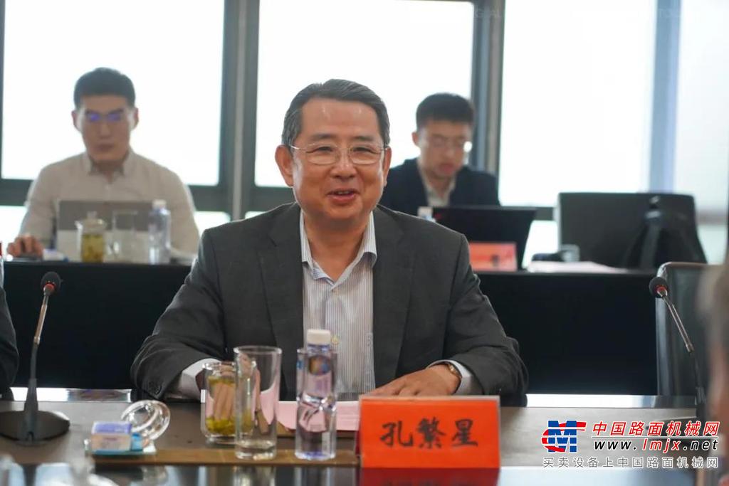 	这条“橄榄枝”可以说迅速被衔起————