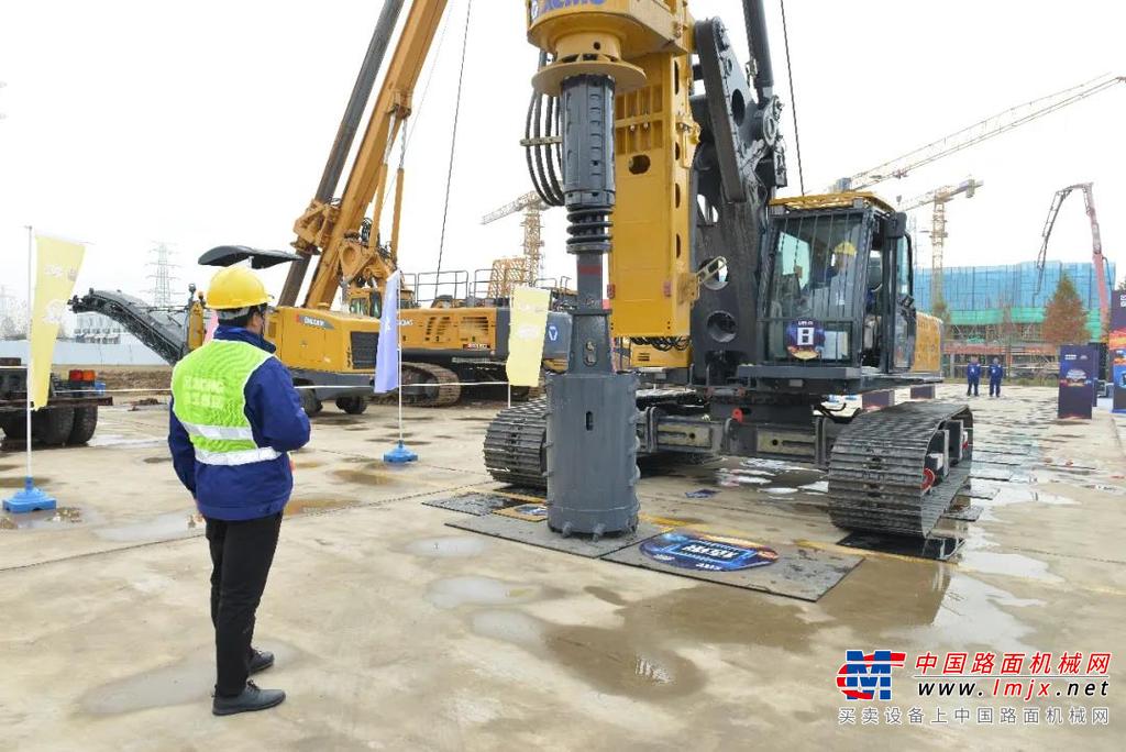 	新基建与传统基建的协同发力，基础工程机械的施工需求正加速释放，市场规模越大，设备需求就会越先进，需求越先进，操作机手等专业性技能人才的缺口就越大。