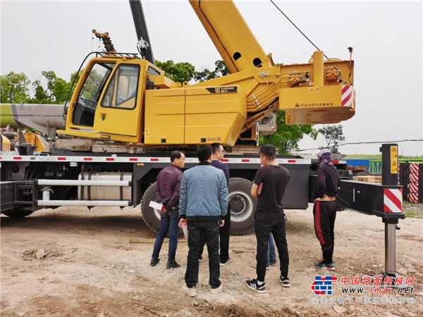 	期间还进行了	东风康明斯-安徽柳工联合走访活动	康明斯工作人员	就发动机使用、保养、维护等问题	为客户作了现场解答	与此同时	还为客户赠送了康明斯专用保养套装	获得客户朋友一致点赞