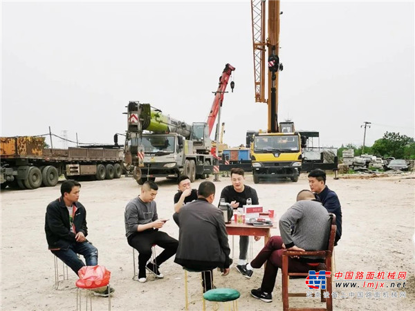 此次柳工巡展就像走亲戚一般	倍感亲切温馨	在每个巡展活动现场	客户朋友们欢聚一堂	参观新品、体验新车、共叙“钱途”	一起领略大美皖南