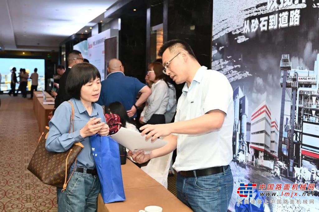营销总监杨增厅从砂石骨料行业痛点、行业标准再到南方路机搅拌生态价值链的形成、精品骨料在搅拌生态链的价值分析、南方路机精品骨料加工“五位一体”整体解决方案与经典案例分析等话题与嘉宾们一同探索搅拌生态链的价值。杨增厅先生表示，砂石骨料生产核心的技术是“破碎和筛分”。2011年，南方路机与日本KMECO（寿技研）合作，引进国际最先进的原、再生材料处理技术，结合国内原料特征和生产加工需求，不断研发创新，充分实践改良。南方路机致力于打造整体解决方案，构建绿色建材智慧工厂，推动行业的可持续发展，而现阶段南方路机的研发已经深入到建筑垃圾资源化综合处理领域，为创造可观的经济价值和社会效益不断努力。