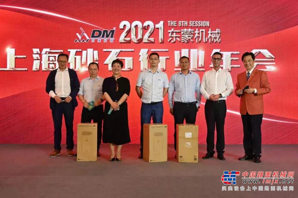 中国砂石协会会长胡幼奕在会议做了《砂石工业的高质量发展》的主旨演讲，他说到“砂石行业的发展已经进入到深水区”，砂石正式列入各地各级政府的重要议事日程，在国家各级政府的推动下，未来砂石骨料行业一定是走向绿色、环保、节能的可持续高质量发展的新轨道。南方路机作为工程搅拌领域整体解决方案的专业服务商，一直以来为用户提供高效稳定、绿色环保的设备与方案，在未来也将与行业同仁们共同助力砂石骨料产业的健康发展！