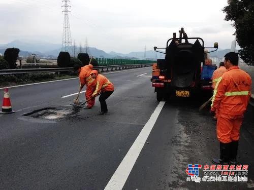 快速铲除公路坑洞！JCB坑洞修补神器PotholePro