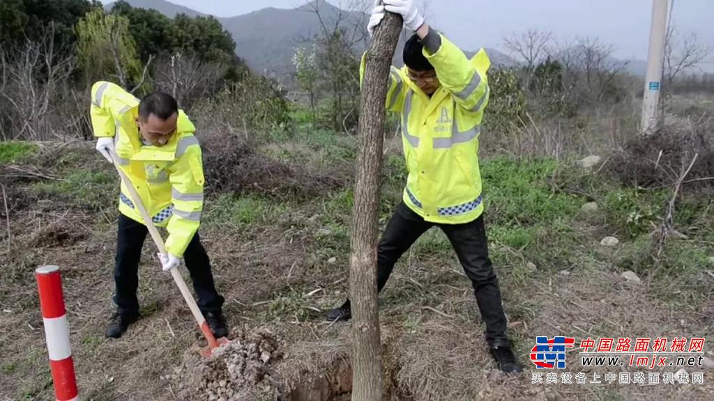 	公路养护环境恶劣，养路工人工作艰辛，风水日晒、加班加点都是常事儿 “远看象要饭的，近看象烧炭的，仔细一看是公路养护段的”，讲的是老一辈公路养护人工作状态的一种真实写照。但眼前这个青春、靓丽、阳光、自信、干练的小姐姐乌蝶，却怎么也无法让人把她和养路人联系在一起。乌蝶是一位90后大学毕业生，是摊铺机、铣刨机、压路机操作手，是宏道公路养护工程有限公司直属站副站长，同时也是一个学龄前孩子的母亲。