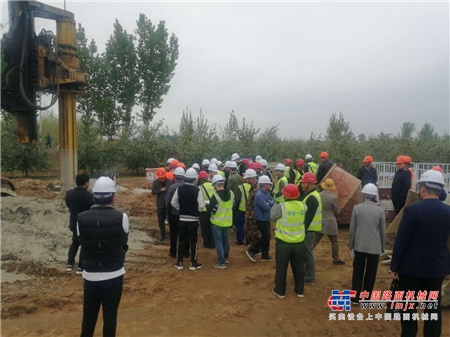 工欲善其事，必先利其器！泰信KR300C具有全新升级的纯电控卡特彼勒底盘，一键启动，动力头多级减震，分档设置，有强劲入岩模式，作业效率更高，燃油消耗和保养成本更低；全系列产品通过国标GB认证及欧盟CE认证，更佳的动态及静态稳定性设计，保证施工安全；精选动力强劲的原装卡特发动机，配合先进的电控系统和液压系统，更充分发挥其工作能力；后置摄像更安全，操控更科学舒适。
