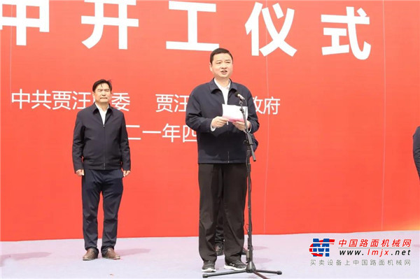	据悉，本次集中开工项目15个，总投资100.75亿元，涵盖高端装备与智能制造、新能源、半导体等产业，科技含量高、产业带动力强，以投资50亿元的徐工基础工程机械智能制造基地项目为代表。