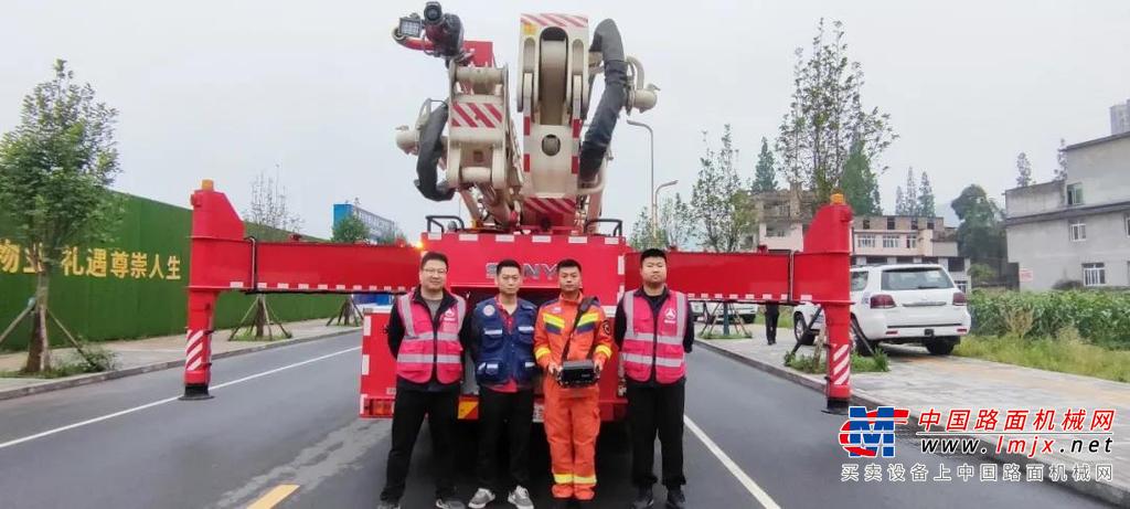 火势猛烈，救援人员难以靠近，三一两台大跨度举高喷射消防车出现后，瞬间成为全场焦点。