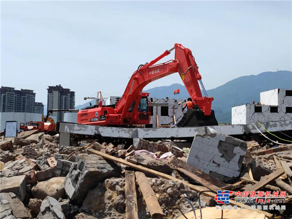 	“灾区”房屋倒塌损毁，大量人员“被困”，电力、通信、道路、桥梁部分中断。6100余名各类应急力量闻“震”而动、高效协同，各类尖端装备轮番出场。其中，三一62米和48米大跨度举高喷射消防车、28米强力破拆举高喷射消防车、挖掘机、汽车起重机等7台装备和6名服务将士组成重型工程机械救援及保障团队，迅速响应演习指挥部，配合国家救援主力队，火速驰援。