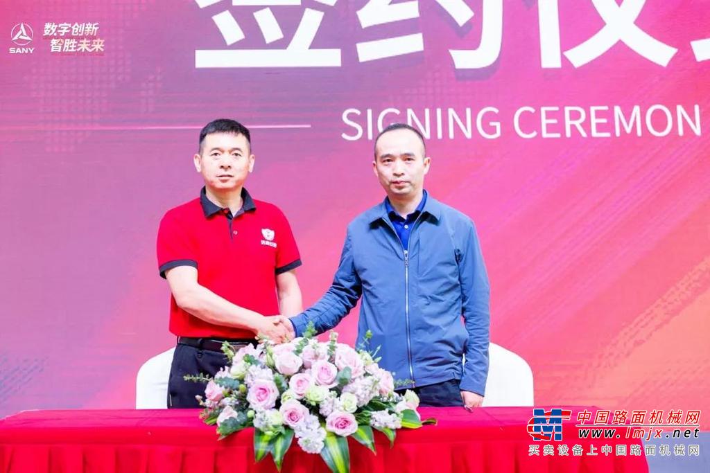 湖北武汉经销商总经理王宝珠发表讲话，分享了与三一结缘故事及未来工作方向，并表示通过这次合作，能够进一步加大与三一在湖北、河南两地路机土方产品市场合作力度，希望做出一份闪耀的市场销售业绩。