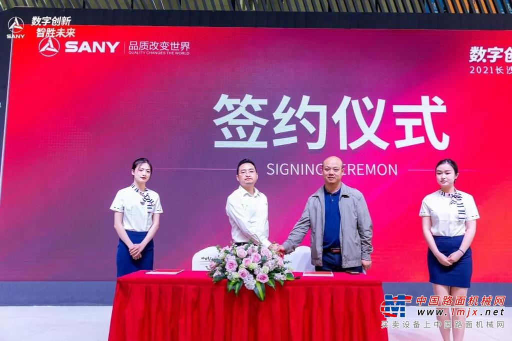 	本次活动共七家经销商总经理及代表与各分公司总经理签订经销协议，肖正文先生授与经销合作牌匾。