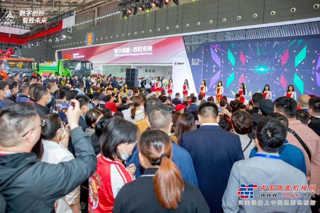 以“数字驱动 智胜未来”为主题，三一“钢铁军团”无一不蕴含着数字化、智能化、电动化的魅力，展示着当下工程机械行业的最新技术和未来趋势，点燃主场激情。