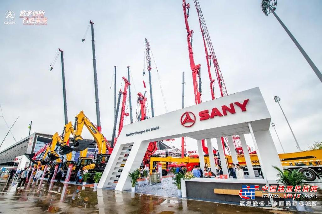 无人驾驶压路机SSR260C-10、起重机“领致”新两室等智能黑科技产品崭新亮相；