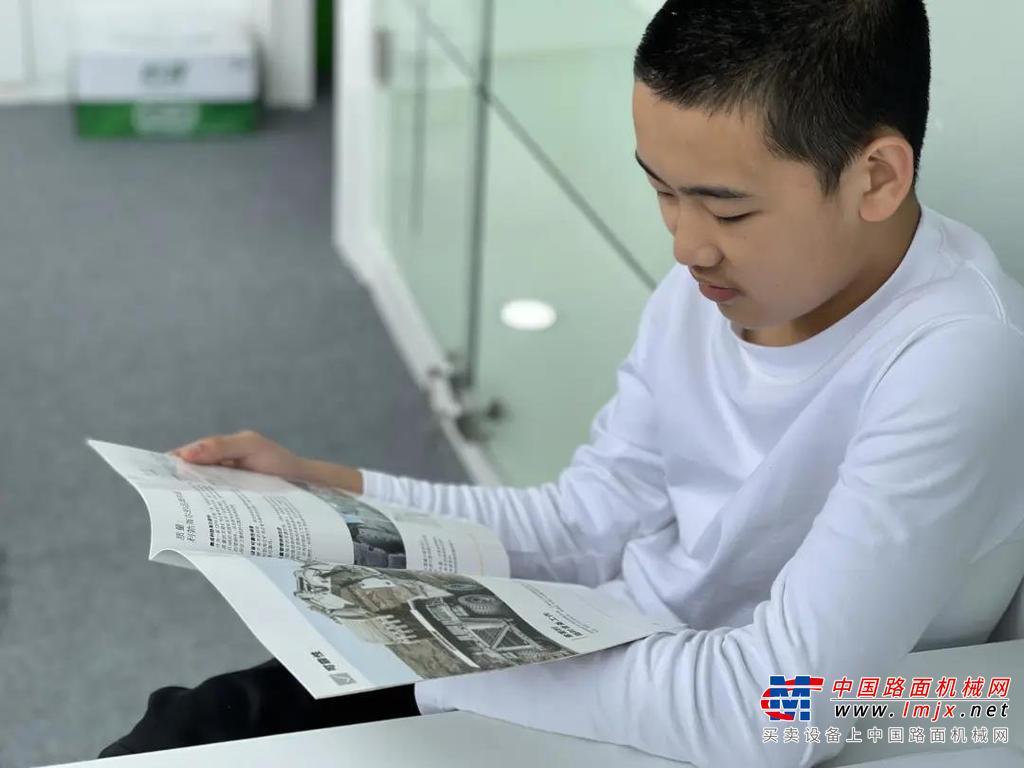 	在这几天里，有这样一位铁杆粉丝每日来我们展台上准时报道。他一提到利勃海尔眼中发光，对利勃海尔的每一款挖掘机产品了如指掌，深谙利勃海尔品牌之精髓，家里搜藏着多本利勃海尔产品手册。你以为这位忠诚粉丝肯定是一位资历丰富的业界大师？并不是！他今年只有13岁。