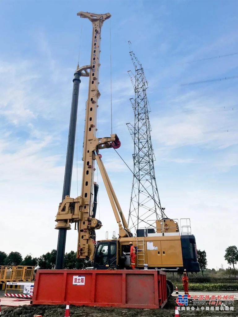 本次参与二环路施工的皆是徐工主打旋挖钻机XR220D、XR240E、XR280E等产品，动力头转速快，主卷扬提升速度快，钻孔、抖土效率高，较短的成孔时间，让工程真正提速，有效减轻操作人员的劳动强度；燃油更经济，为客户节约使用成本。
