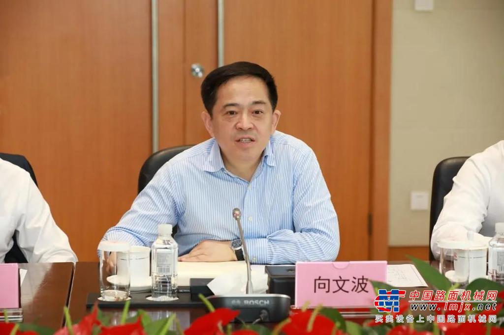 走进18号厂房，产业工人与上百台机器人正有条不紊地火热生产着，高度自动化、智能化的现代化生产场景让段献忠无比感慨，“在三一的车间中，我们看到了勃勃的生机，让我们对国家发展的信心、对中华民族伟大复兴事业的信心，更坚定了。”
