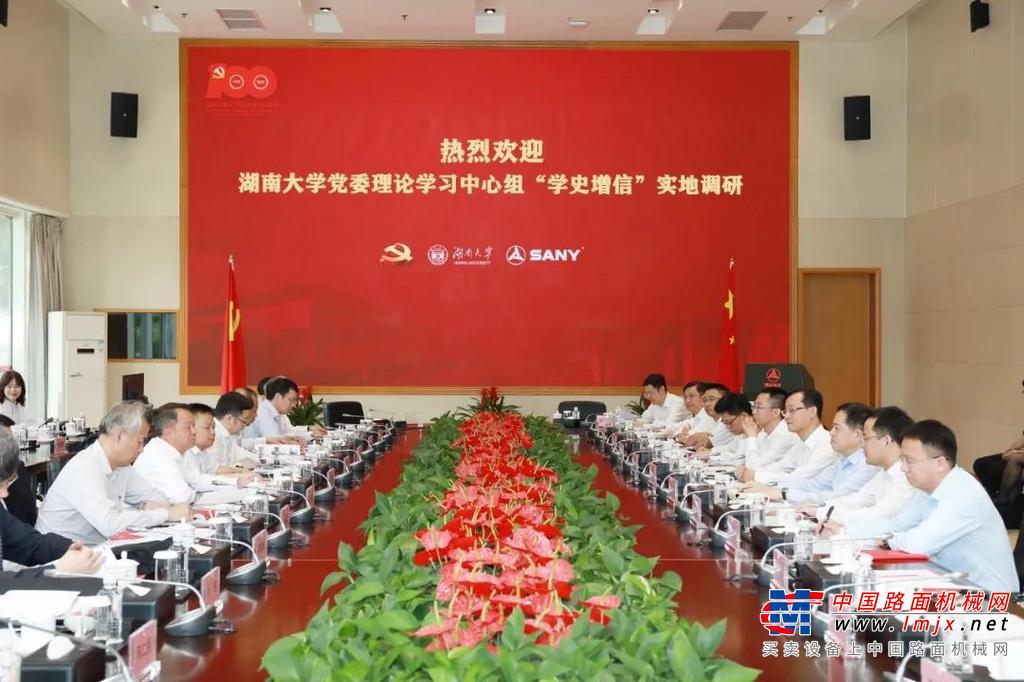 在工厂参观结束的座谈会上，向文波对段献忠一行的莅临致以热烈的欢迎，他说，“湖南大学是我的母校，非常感谢母校对我个人的培养和对三一的关心。”