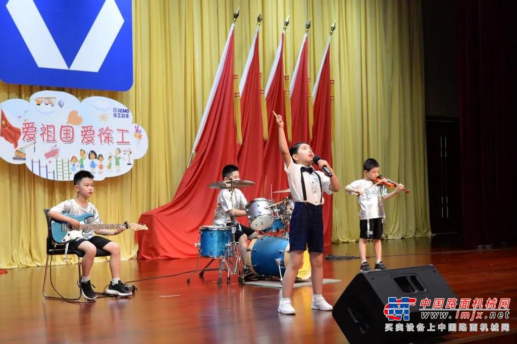 而此次青少年成长联盟，正是徐工与市教育局携手打造，建立的全国首个青少年工程机械主题社群，以“成长乐园、成长课堂、成长梦想”三个品牌活动，让青少年对工程机械从认知到热爱再到憧憬。