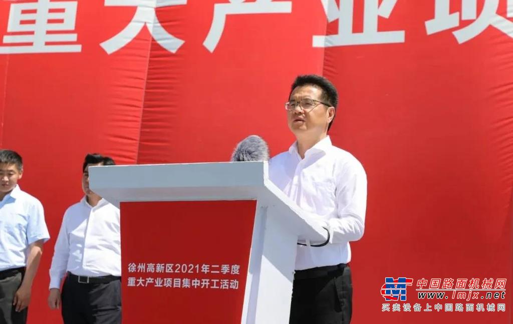 	开工令下，龙头“上马”。随着市委书记周铁根的一声“开工”，徐州高新区二季度集中开工活动中投资最大的龙头项目————徐工青山新能源制造基地正式落地。