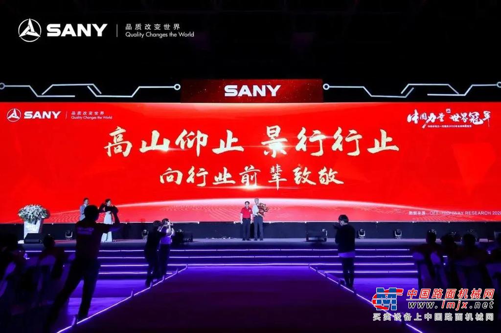 	上个世纪70年代，改革开放的春风吹遍神州大地，举国上下吹响基建的号角。然而，在大江南北一派热火朝天中，直到世纪之交，外资品牌挖掘机仍然长期占据95%以上的中国市场，国产品牌挖掘机主场作战却无人问津，“中国人做不好挖掘机”的论调也随之甚嚣尘上。