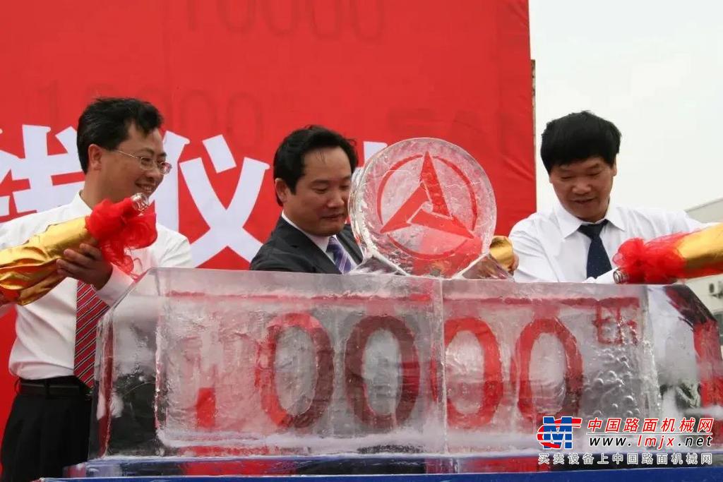 霎时，大气磅礴的音乐响起，一束耀眼的激光打向舞台，光影变幻间，苍劲镌刻出“中国力量 世界冠军”，一笔一画深深地将中国三一挖掘机夺冠的豪情刻进了每个人的心里。
