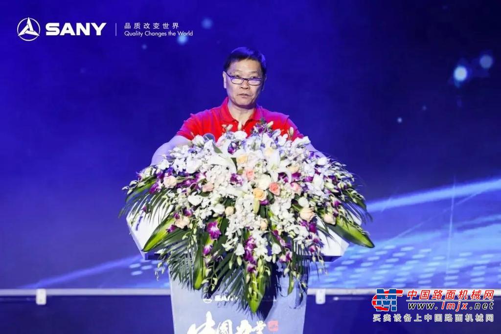 	活动现场，一段名为《百年复兴》的短片感人至深，短片中出镜的行业老同志声情并茂讲述了中国民族工业近百年来的奋斗史，也揭示出三一进入挖掘机领域的始末。