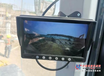 	浙江衢州江山县351国道（常山段），多台山推道路施工设备正在高效施工中，其中有一台颜值超高的压路机稳健快速的进行着压实作业，这就是山推SR26M-C6！自从它到达工地后，就受到了现场操作手和监理的围观，“这车行，外观真漂亮！看着也很敦实！”监理陈师傅夸赞道。