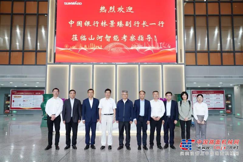 座谈会上，公司总经理付向东对林景臻一行的到来表示热烈欢迎，并介绍了当前工程机械行业及山河智能未来五年的发展经营战略。公司执行总经理夏志宏就公司经营成果进行介绍，并对近期山河智能与中国银行合作的融资业务提出了需求与改善建议。