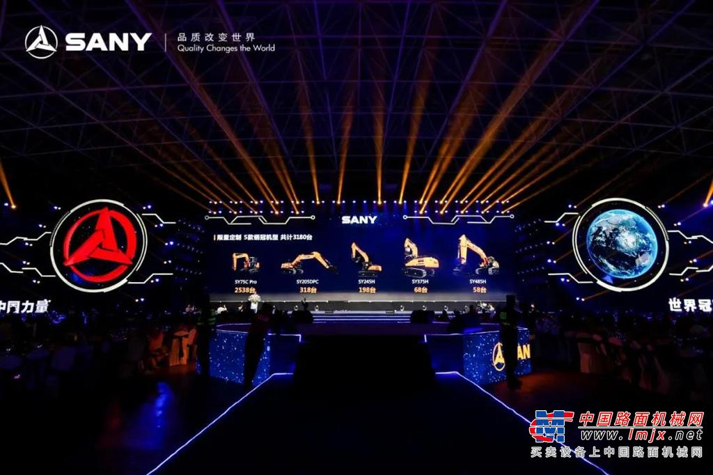 庆典活动上，动感的光影将产品的硬朗轮廓勾勒，尽显SY375IDS的铁甲雄风。这台跨时代的产品一经公布，就引发了各方的关注与热议。