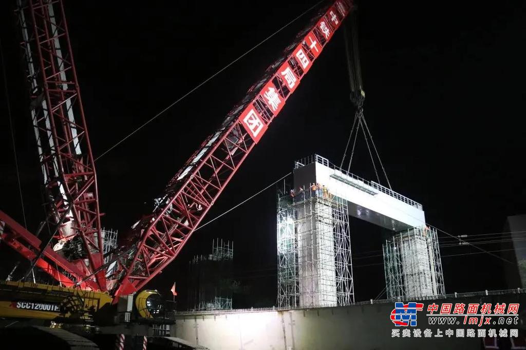 	因京广铁路还有火车在运行，所以垂停时间最长仅100分钟，时间紧迫。为保证安全、准点、高标准完成任务，项目方采用三一SCC8000A履带起重机进行吊装。100分钟，要完成横梁的起吊、旋转、横移以及落座等各道工序，这对起重设备的性能、效率、精准性都提出了严格的要求。