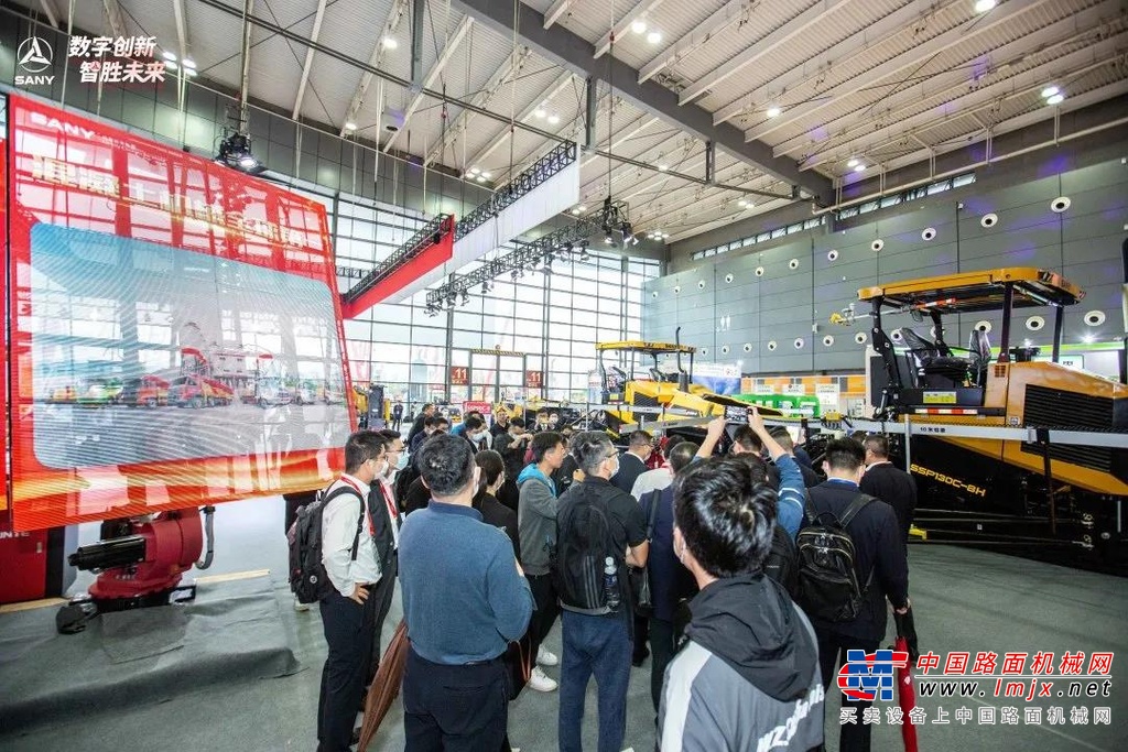 	三一展台内场，由16台混凝土机械、13台路面机械组成的机械兵团看点十足。三一自制底盘的鸿运版全法规C10泵车，已在华南、华东等地大规模实用的新型无人电动搅拌车、无人压路机等均首次亮相长沙展，产品前围满了想来一探究竟的热情观众。主舞台旁，“世界泵王”家族的首款柴电混动产品————SY5153THBE柴电双动力车载泵，可柴可电，一车两用，助力客户轻松应对250米以内的高层泵送。