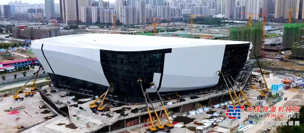 《国际高空作业机械》显示，2020年受全球新冠疫情影响，欧美等主要高空作业机械制造商销量受影响明显，而得益于中国政府对新冠疫情有效而强力的控制，中国经济快速的恢复，中国高空作业机械制造商异军突起，成绩亮眼。