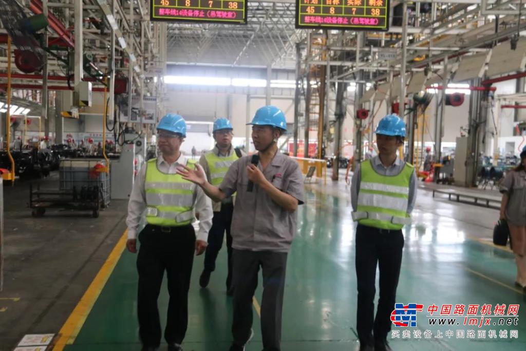 河鋼銷售公司副總經理劉連民一行走進漢馬科技參觀交流