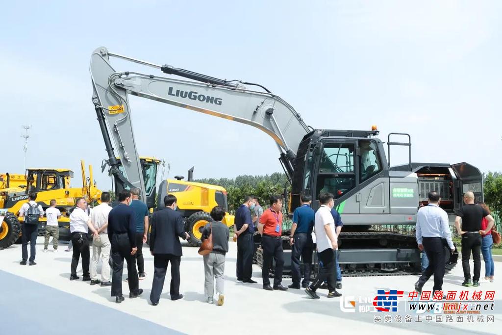 	引领时尚潮流的电动挖掘机		柳工906F-E、922F-E电动挖掘机，是在柳工最新F系列开发平台基础之上，推出的全新一代纯电动挖掘机，整机采用电控液压系统，联合国际著名三电供应商调教匹配。更便利、更节能！
