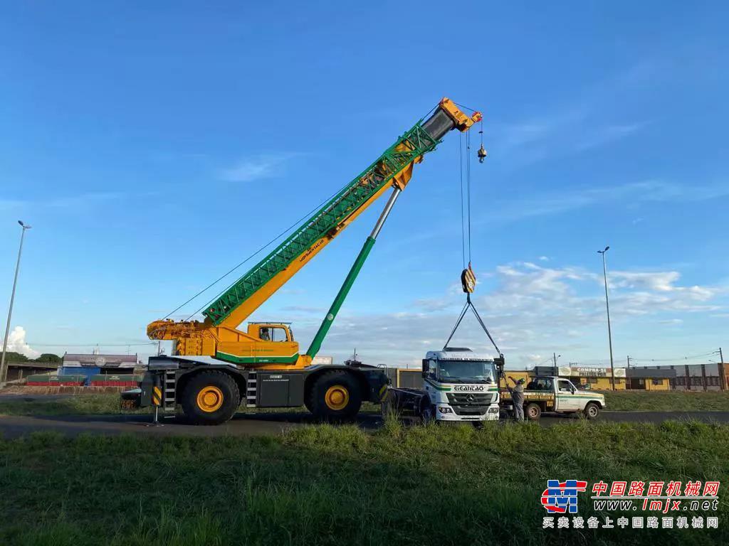 	紧盯巴西起重机市场需求变化	徐工凭借产品硬核实力	和强大的品牌影响力	在同欧美及其他品牌的	激烈竞争中脱颖而出	一举夺得数十台起重机销售订单！