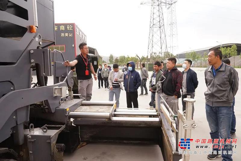 與會來賓是遍及青海全省及甘肅的客戶朋友，新朋舊友群賢畢至濟濟一堂之際，共同品鑒戴納派克高科技的全系列道路施工解決方案，特別是最新投放市場的F2530CS攤鋪機，更是吸引了各界客戶的目光。