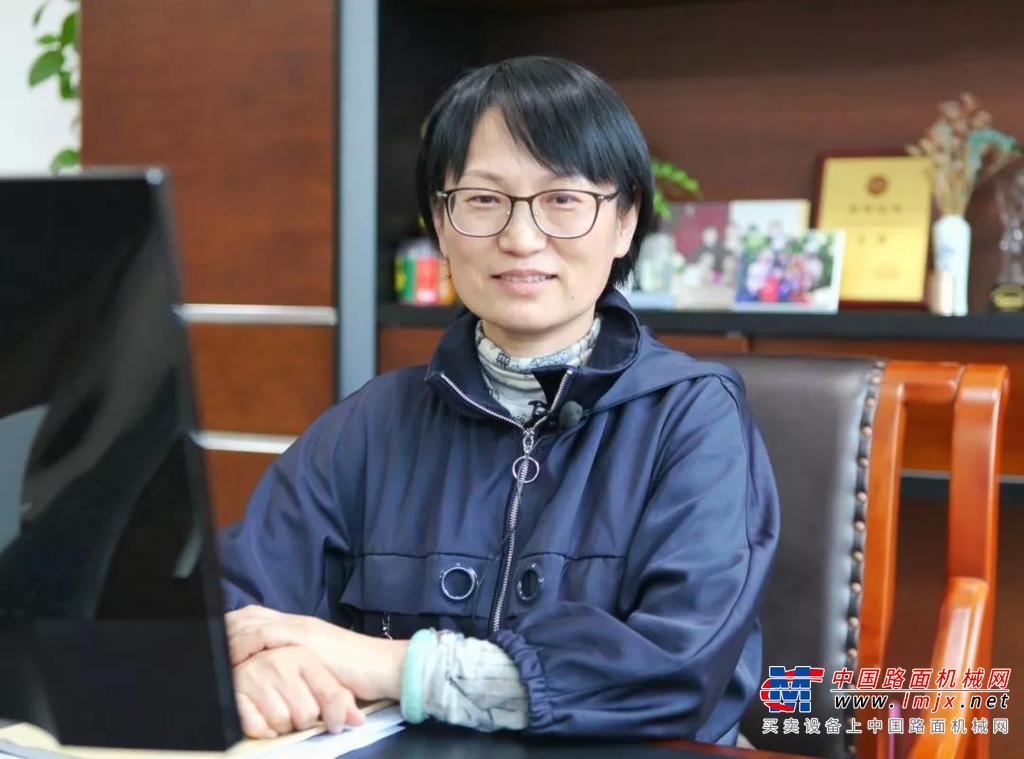 	“这个项目高度高、跨度大，采用滑膜工艺施工，要求15个仓位联动施工，而且混凝土运输距离达50公里，对混凝土质量、泵车施工流畅性和稳定性，都有极高的要求。”马静表示，计量更为精准的三一搅拌站，很好地保障了混凝土的品质，更让人印象更深刻的，还数三一泵车接近完美的表现。