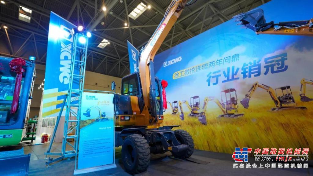 在30000平米的重庆国际博览中心内，700多家农机参展商、主流媒体齐聚一堂，多场高峰论坛同期举办，共同聚焦农用机械设备领域的技术革新。