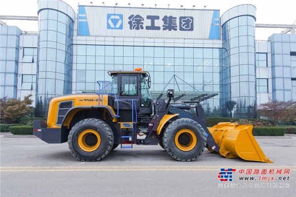 生于徐工，集全球大成。2016年投入研发的XC958-EV纯电动装载机，不仅动用了徐工研究院和徐工铲运机械事业部最优秀的创新资源，更联合欧洲研发中心共同联手打造。作为划时代的标志性产品，在测试阶段，就被付之于“千锤百炼”————动辄连续作业300小时已不是什么新鲜事，无故障运行上千小时，也已成为常态。