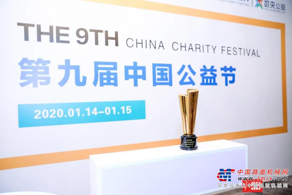 通过专业技术人员简单易懂的讲解、妙趣横生的互动问答，为孩子们更加清晰的描绘出装载机的构成、使用以及应用。