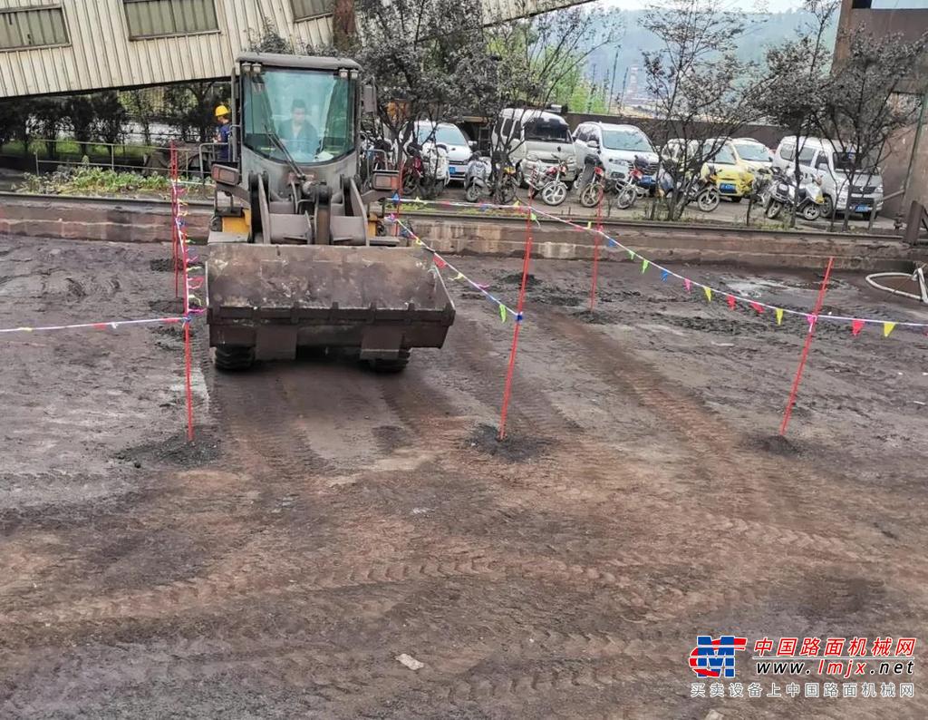 培训以理论知识和实际操作相结合的方式进行，首先由厦工服务经理为大家讲解了厦工系列装载机的产品知识，通过PPT讲解、线上问题解答、互动抢答赢好礼等方式让大家对厦工系列装载机的整机配置、操作与保养要点有了全面深入的了解。
